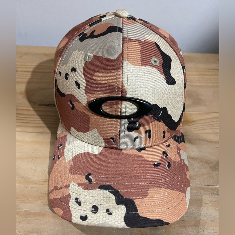 Men’s Oakley tan/brown camouflage hat, gently used